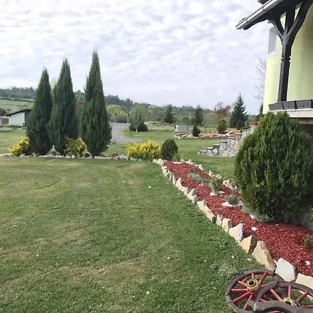 Rodjak Sa Sela Villa